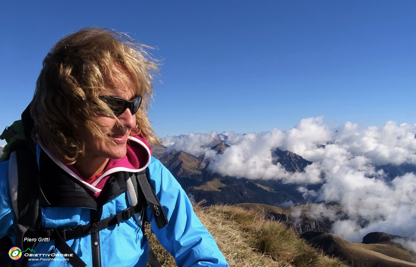 68 In vetta al Ponteranica sopra le nuvole...con vento !.JPG -                                